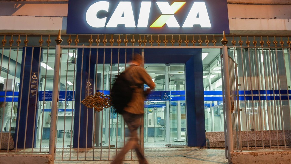 jornalextra's tweet photo. Caixa e Banco do Brasil pagam abono salarial do PIS/Pasep a correntistas nesta terça-feira https://t.co/VcQqj2peRL https://t.co/Q1YaalLvVK