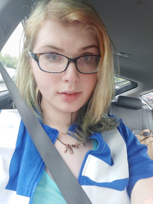 Random ass shitty selfie >.> https://t.co/8Rl7JR9SQ4<a href="/tag/selfie"class="tags"><span>#selfie</span></a>