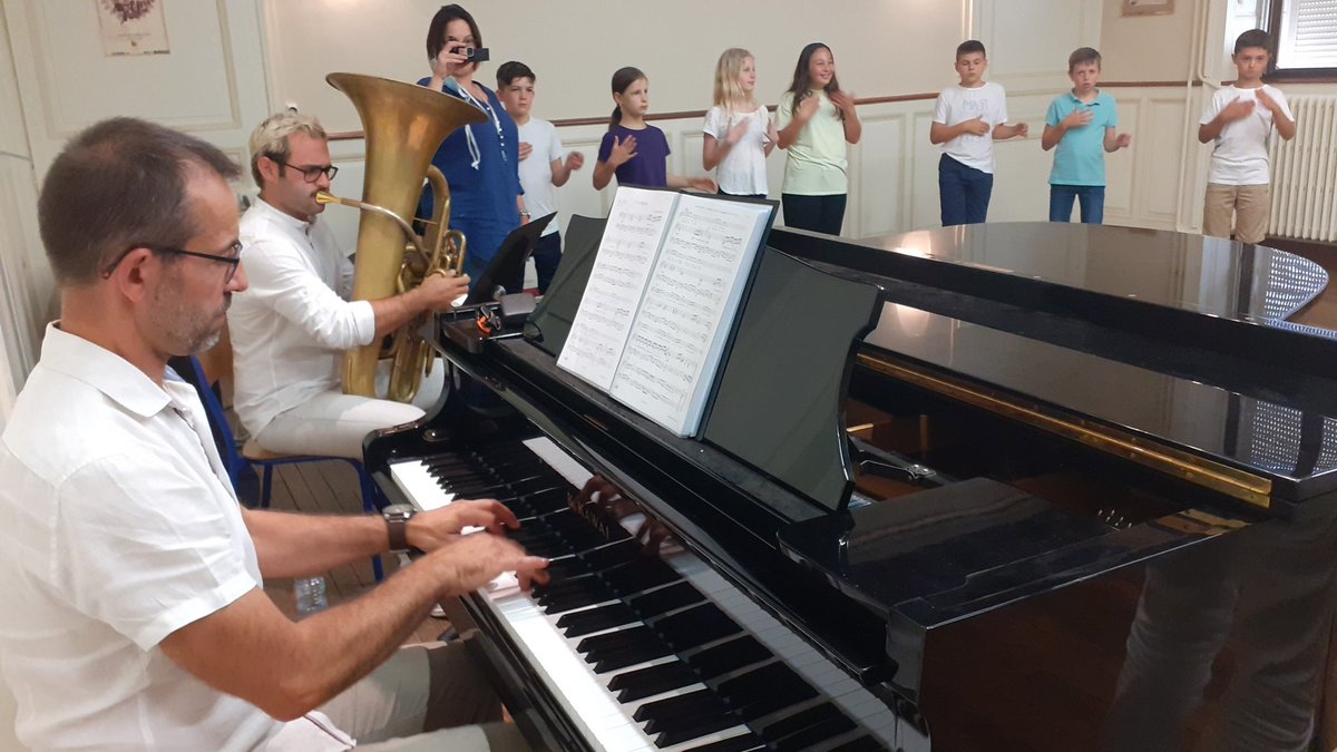 Avec les Cm2 de la classe de Gaelle Giboulot, Sonia Briot de l'edm70.fr, les musiciens Alban Guinchard et Daivd Keusch, restitution cet après-midi à #Scey/Saone après #Traves ce matin  du projet de chant chorales "Une journée de classe peu ordinaire"