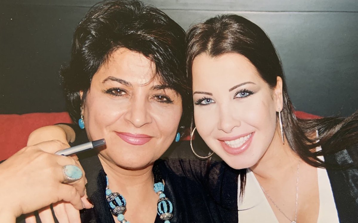 lailaaahmad's tweet photo. هذه #نانسي_عجرم، بسيطة مرحة، ماعندها ادعاءات وحكي ما الو طعمه، اثناء حواري معها انسكبت قهوة أحدهم على سجادة الغرفة بالفندق، ركضت للحمام جابت فوطة مبلولة ومسحت السجادة حتى نظفت، صورتها زميلتي ولا همتهاالشهرة، الصور نشرتها بجريدة الراي ايامها..أحب الكائنات العفوية الصادقة💕 https://t.co/JKCYalcPQL