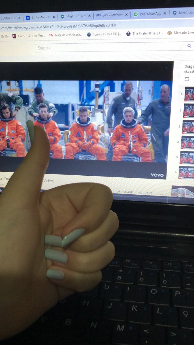 1dzakii's tweet photo. gente, como boa parte de nós está tendo EAD, e estamos no projeto de fazer Drag Me Down bater 1 bilhão, eu fiz uma playlist no YouTube com 2h e meia de Drag Me Down. É só deixar a playlist rolando no mudo enquanto a EAD rola. #DragMeDownTo1Billion #FlickerSP @project1dmd https://t.co/jcZXtYeS22