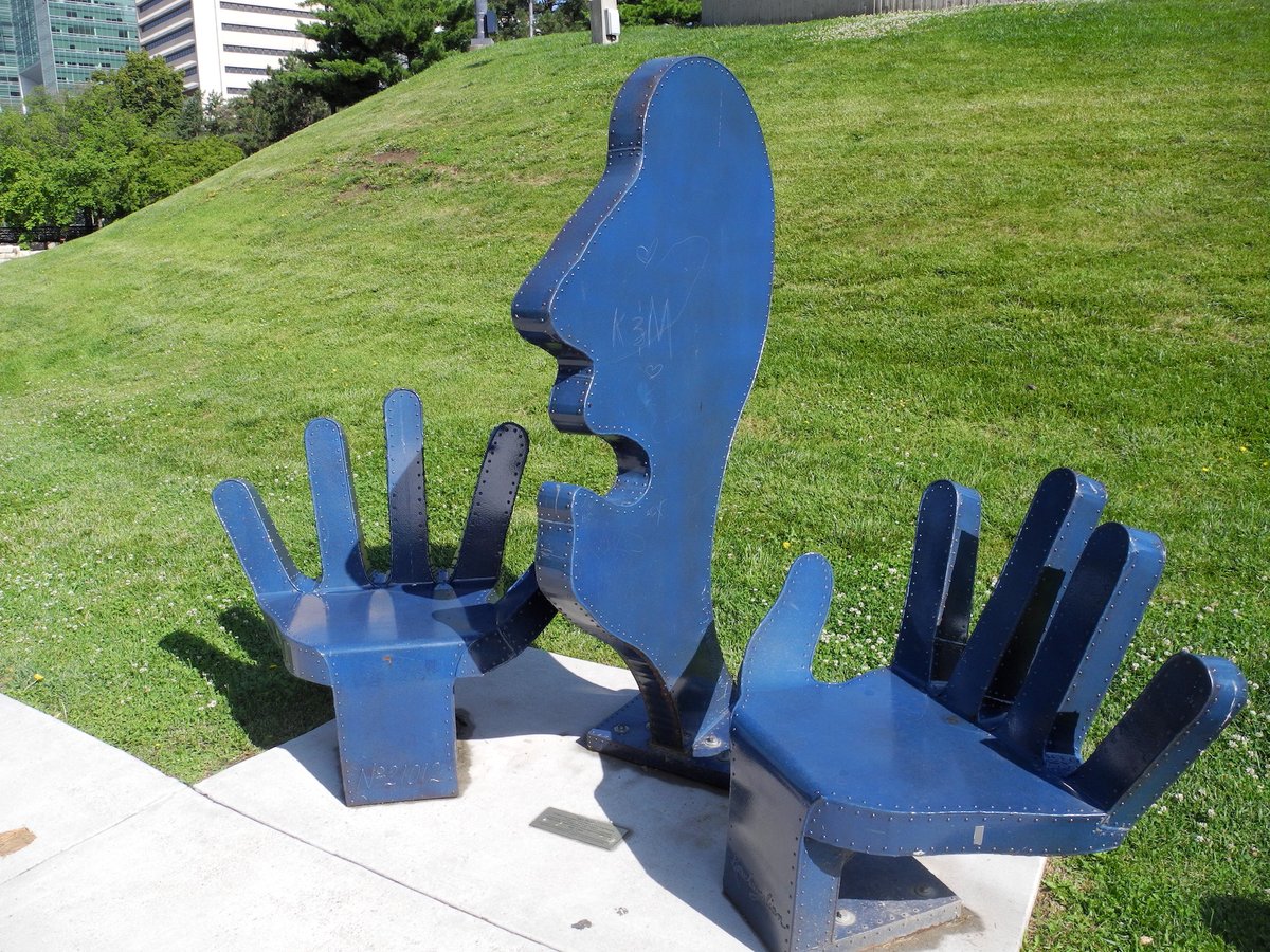 30/06/17 I was alone again ( @danthemanmcn abandoning me to fly back to NYC). I explored Omaha and its sweet downtown park with unique benches, before heading down to the banks of the Missouri (where Lewis & Clark landed), and across the bridge to Iowa. And then off to Kansas.