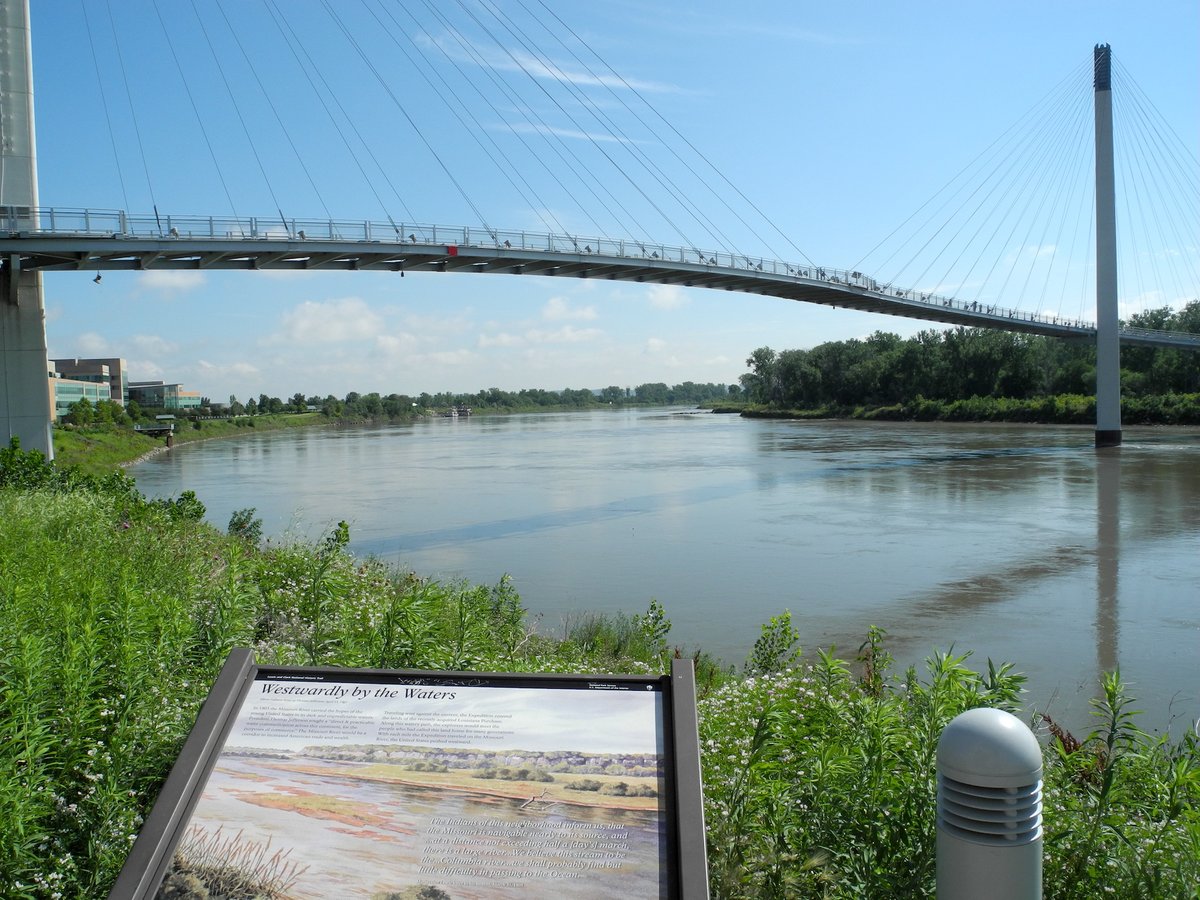 30/06/17 I was alone again ( @danthemanmcn abandoning me to fly back to NYC). I explored Omaha and its sweet downtown park with unique benches, before heading down to the banks of the Missouri (where Lewis & Clark landed), and across the bridge to Iowa. And then off to Kansas.