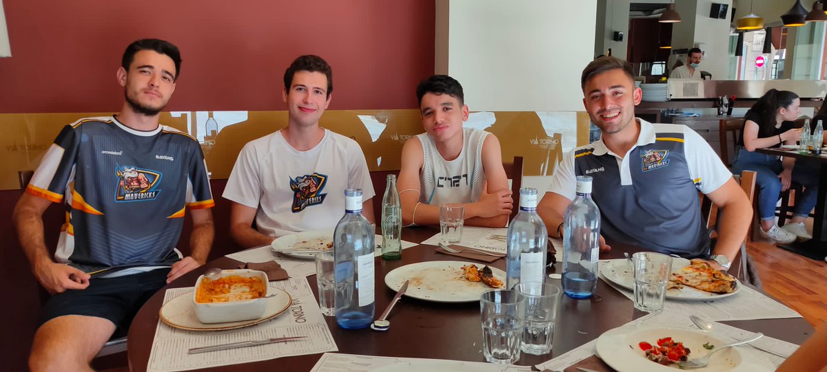 📸 | #FAMILIA

Nuestra plantilla de #CR son todos unos hambrientos, no dejan nada en el plato si se trata de 🍝🍝 y sale mas caro invitarlos a comer que comprarles ropa😒

¿Cual es vuestro plato favorito? 
Queremos ver fotos de vuestra comida de hoy 📸📸📸