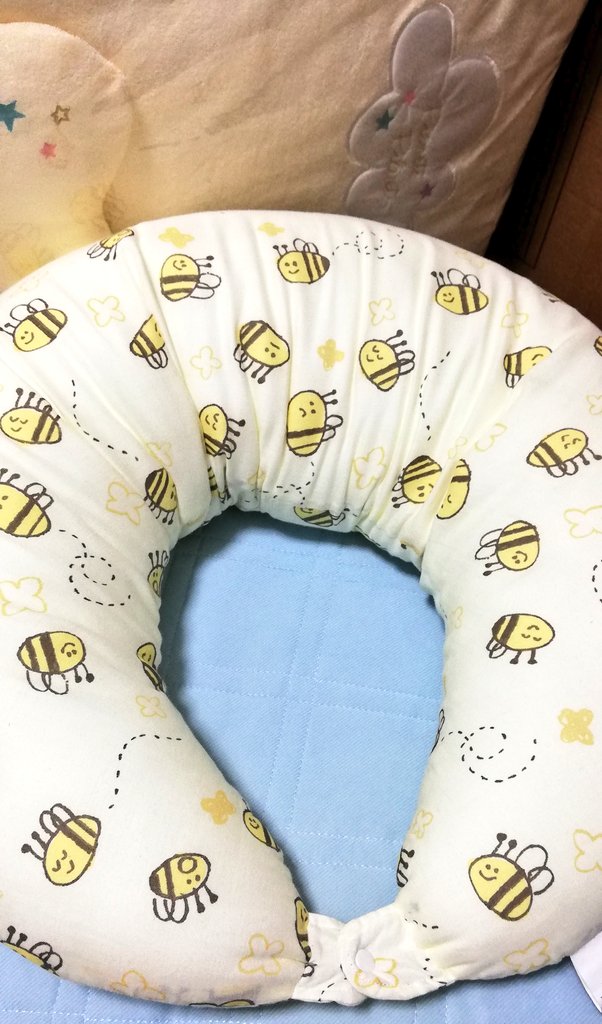 みー7 26 1y3m しまむらで1 0円で買った授乳用クッション ハチ可愛い ボタンを外すと抱き枕にも変化 T Co 4rscdjwswo Twitter