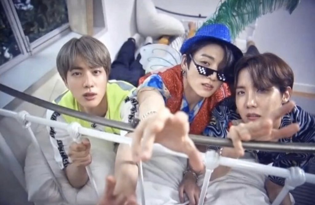 kurd_jhope7's tweet photo. #kurdJhope200630|| BTS RUN
ـــــــــــــــــــــــ
•
جەیھۆپ و جین و جەنگکووک لە ئەڵقەی 106ی BTS RUN.
•
——————
#kurdisharmy #KurdishJhope @bts_twt 
 #JHOPE #제이홉 #정호석 https://t.co/3i3pEa3tQP