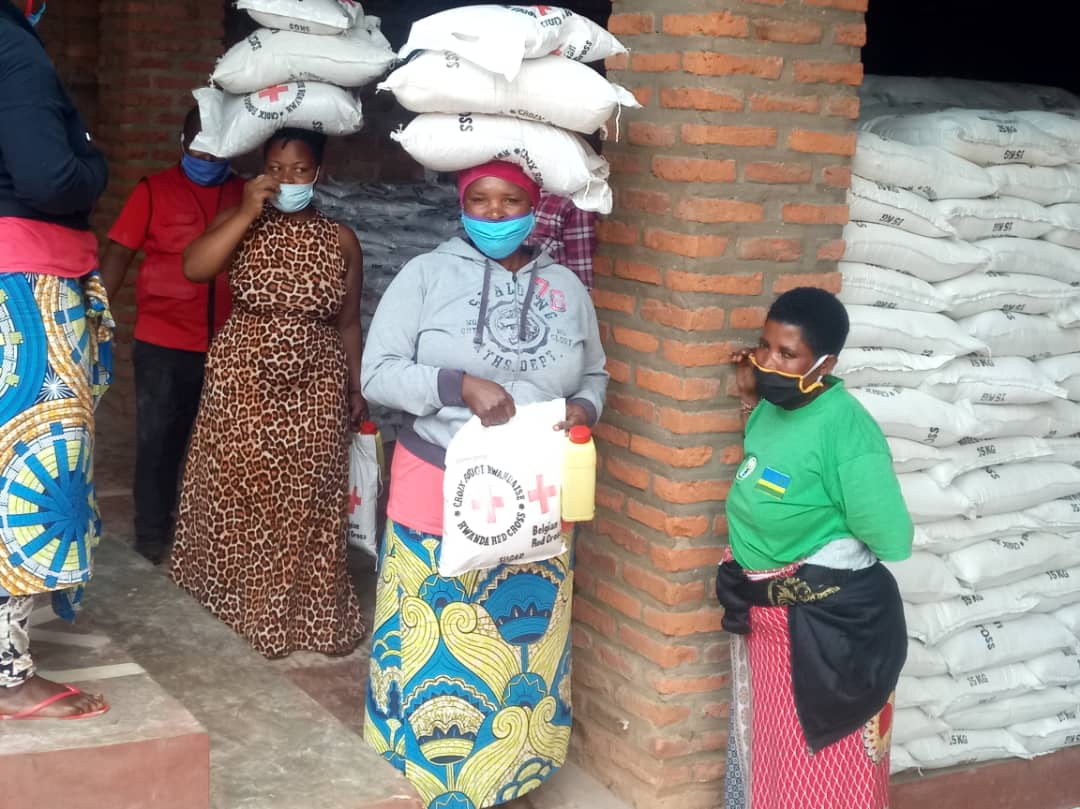 KaramagaApolli1's tweet image. @Rwandaredcross distributed food assistance to the communities affected by lockdown in Rusizi (2000HH) and Rubavu(1000HH). Great appreciation to @RusiziDistrict &amp;amp; @RubavuDistrict for the excellent collaboration with RRC  to assist these people.@RwandaLocalGov @RwandaEmergency