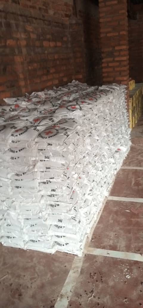 KaramagaApolli1's tweet image. @Rwandaredcross distributed food assistance to the communities affected by lockdown in Rusizi (2000HH) and Rubavu(1000HH). Great appreciation to @RusiziDistrict &amp;amp; @RubavuDistrict for the excellent collaboration with RRC  to assist these people.@RwandaLocalGov @RwandaEmergency