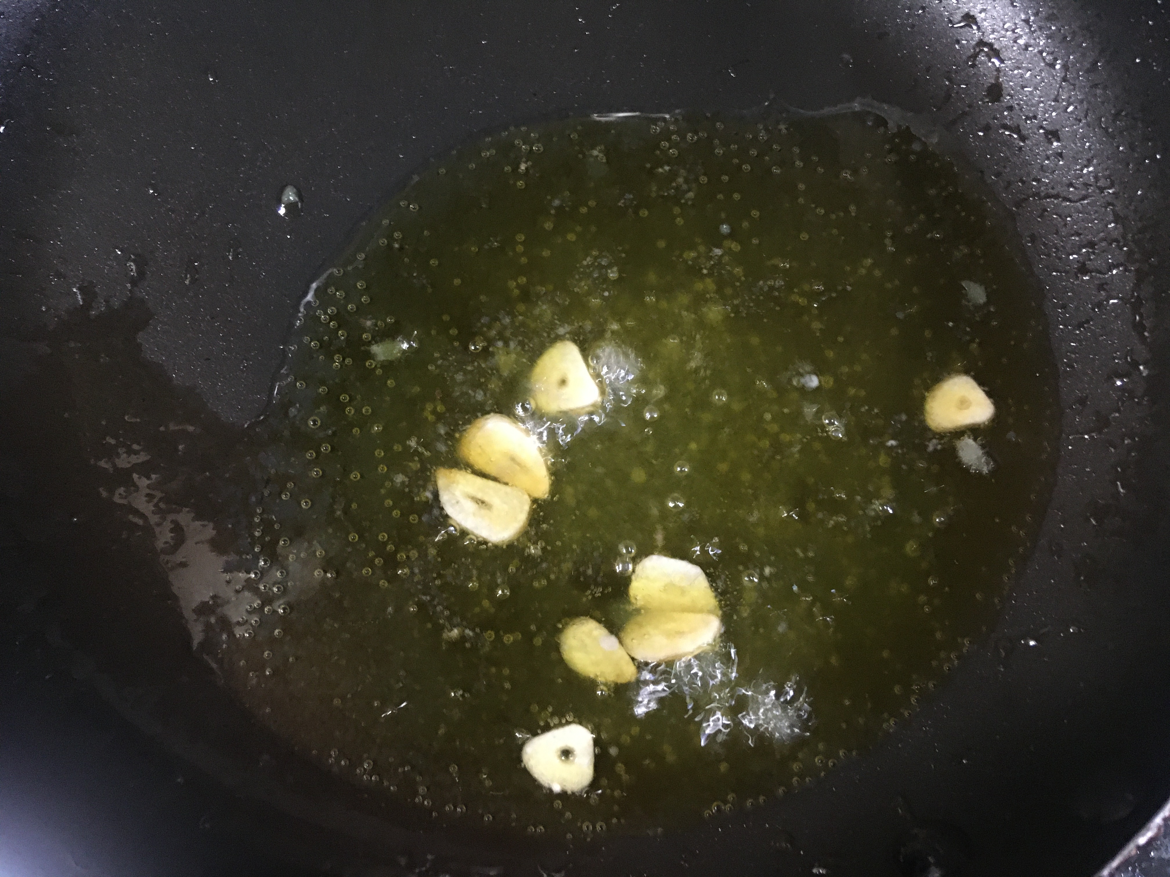 ななせなつひ アヒージョをつくった時は 残った油は絶対に捨てちゃダメです これで絶品パスタが作れます 油をフライパンに移して刻んだベーコンを入れて火にかける パスタのゆで汁をお玉一杯分入れて乳化 パスタを入れて塩で調味したら完成です お洒落