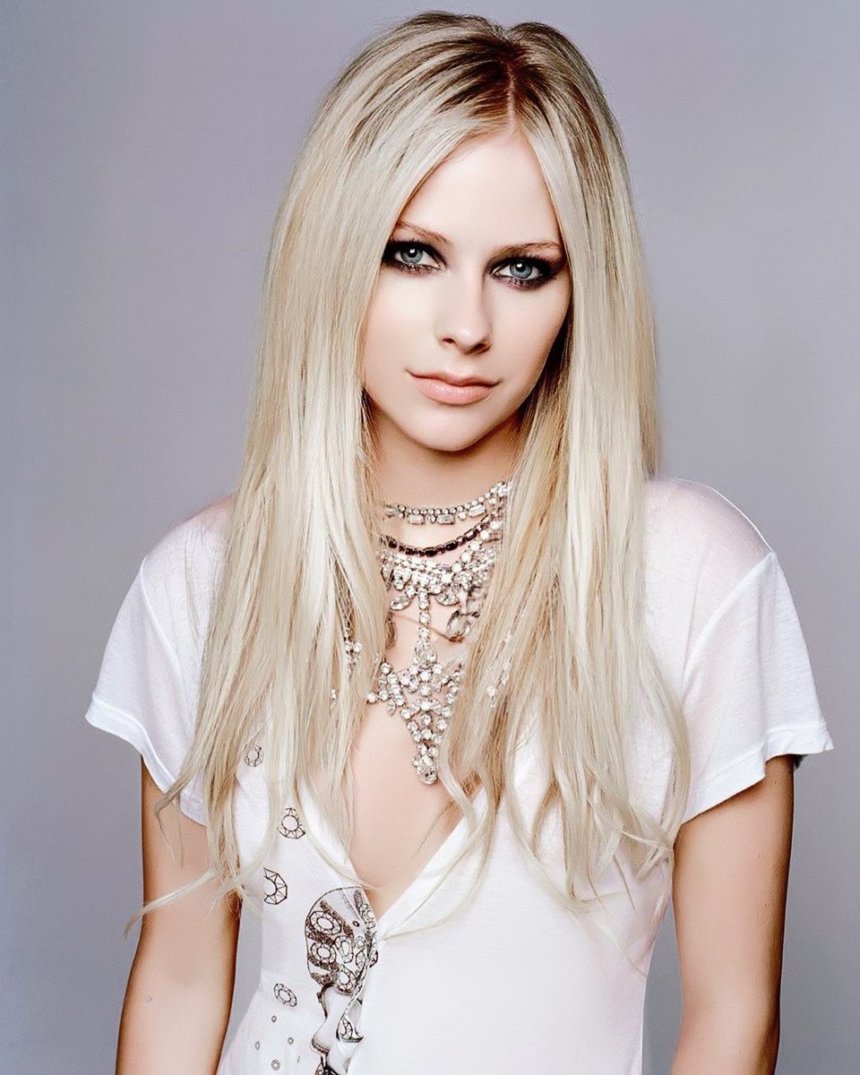 Avrilyeliz's tweet photo. Edited by us 🥰 @AvrilLavigne https://t.co/SdKGiPHPDC