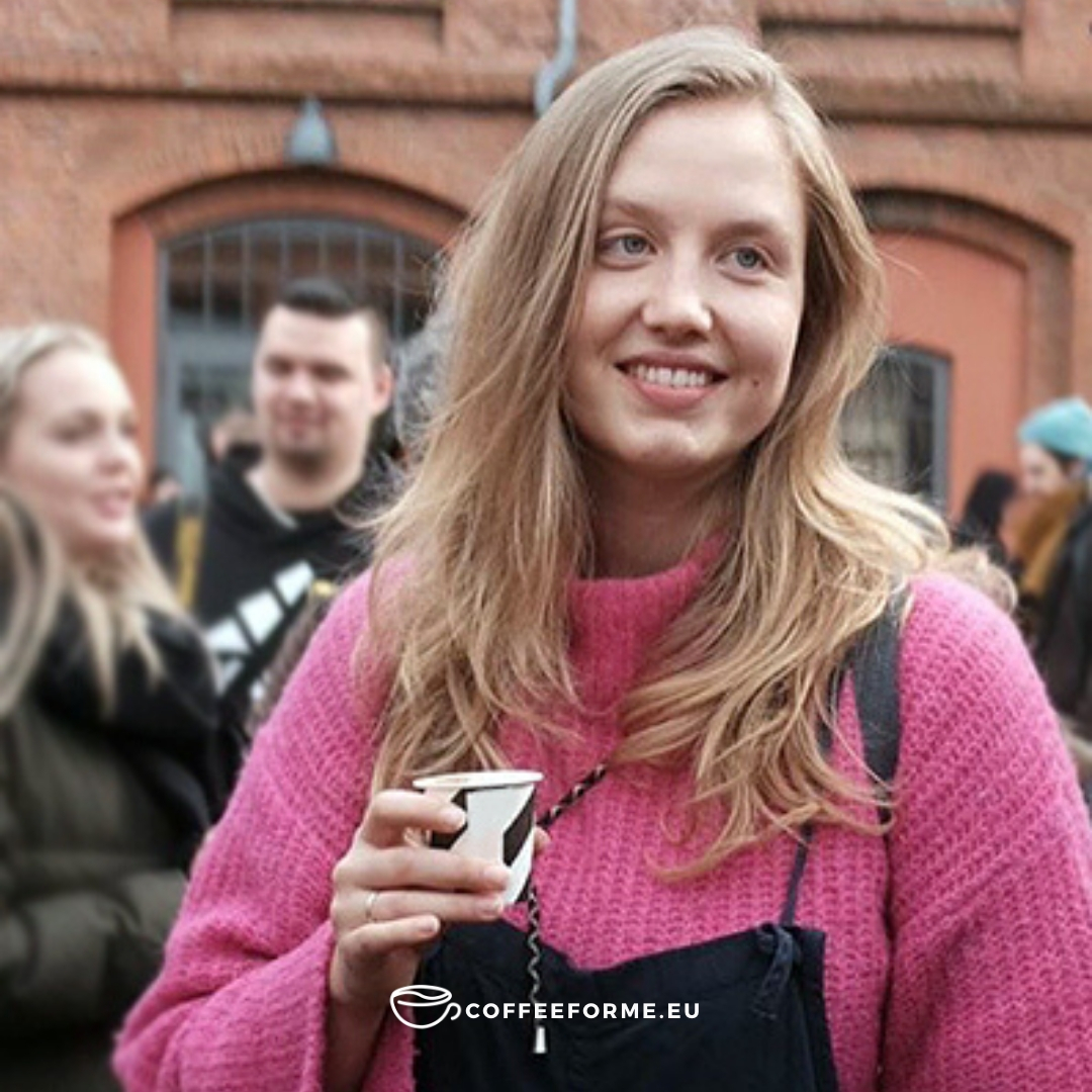 MucWork's tweet photo. Say hello to Andra 👋🏻

Andra ist ebenfalls Teil unseres Content Creator-Teams und unterstützt uns mit Kreativen Inhalten dabei, deinen Lieblingskaffee von @coffeeforme.eu zu finden.

📷 Fotocredit: @milkandcafeblog

#TeamCoffeeforme #coffeeforme #coffeework #coffeetime #cafe # https://t.co/uGcWrEG5pv
