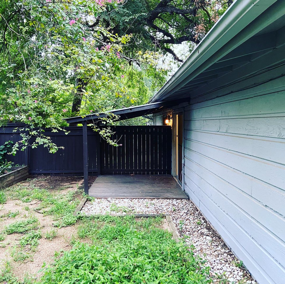 GeorgeDearing's tweet photo. I’m scouting more of #78704 for a relo client. This one’s right off South Lamar in Zilker West. It’s a  3/2 listed @ $2195. Call /text anytime — 512.906.4763
———-
#austinrealestate #movingtoaustin #austinrealestateagent #homesforrent #austinhomes #sproutrealty🌱 @sproutrealty https://t.co/NxYLZG3hHA