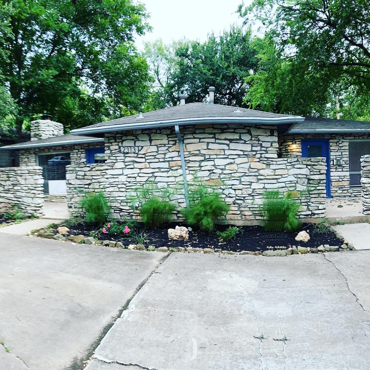 GeorgeDearing's tweet photo. I’m scouting more of #78704 for a relo client. This one’s right off South Lamar in Zilker West. It’s a  3/2 listed @ $2195. Call /text anytime — 512.906.4763
———-
#austinrealestate #movingtoaustin #austinrealestateagent #homesforrent #austinhomes #sproutrealty🌱 @sproutrealty https://t.co/NxYLZG3hHA