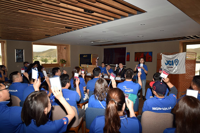 JCILeadership's tweet photo. JCI Лидер салбар байгууллага "Бүх гишүүдийн хурал-Хагас жилийн тайлан" арга хэмжээгээ амжилттай зохион байгууллаа.

Та бүхэн дараах QR кодыг ашиглан, бидний хийж гүйцэтгэсэн төсөл хөтөлбөрүүдтэй танилцаарай.

Бид 2020 ондоо чамгүй ажлуудыг амжуулж чадлаа.

Better Together https://t.co/tGon7QvULJ