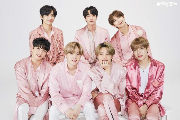 QATARBTSARMY's tweet photo. BTS are the new model for Baskin Robbins Korea! Ad is coming out in August  #BTSxBaskinRobbins https://t.co/9GAsGFRnqu