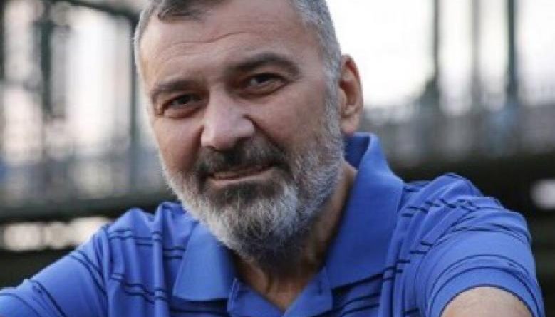 KHK mücadelesinin sembol ismi, genel yayın yönetmenimiz Prof. Haluk Savaş'ı kaybettik.
Allah'tan rahmet, ailesi ve sevdiklerine başsağlığı diliyoruz.
Mücadelesinin ve hatıralarının önünde saygıyla eğiliyoruz.