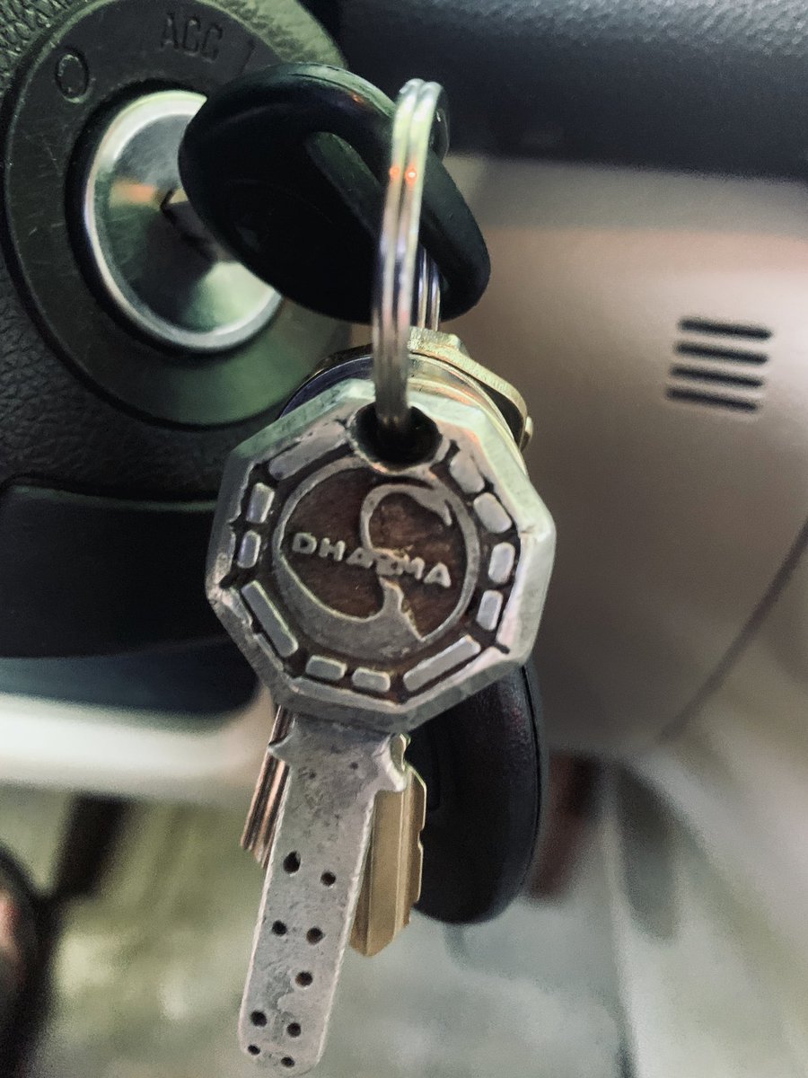 171Mdj's tweet photo. @roundhoward @AMikeBloomType I always have this on my key chain.... just in case @PostShowRecaps #lost https://t.co/MnME7RlO7r