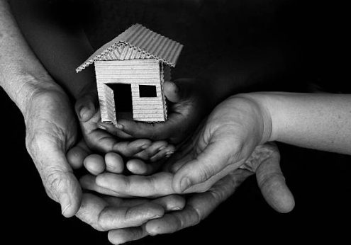 DialogmodVold's tweet image. 'Hvordan kan det være, at udøver ikke systematisk tilbydes hjælp til at stoppe sin voldelige adfærd, når vi ved, at den eneste måde at få færre voldsudsatte er at få færre voldsudøvere?' - @SusNMagnusson kommer med et bud på spørgsmålet vores hjemmeside: 
dialogmodvold.dk/blog-for-at-st…