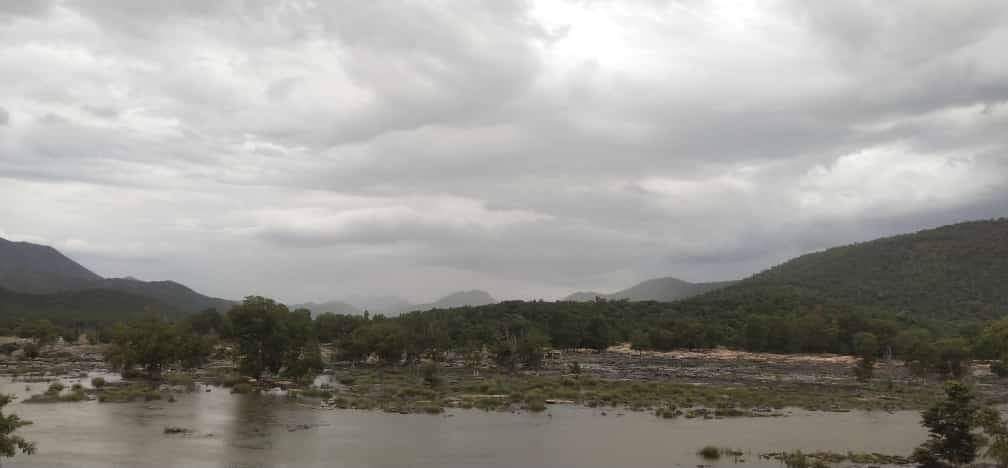 HelloDharmapuri's tweet photo. #ஒகேனக்கல் சுற்றுப்பகுதிகளில் மழை���ை எதிர் நோக்கி #Hogenakkal https://t.co/9mfNrZL08E