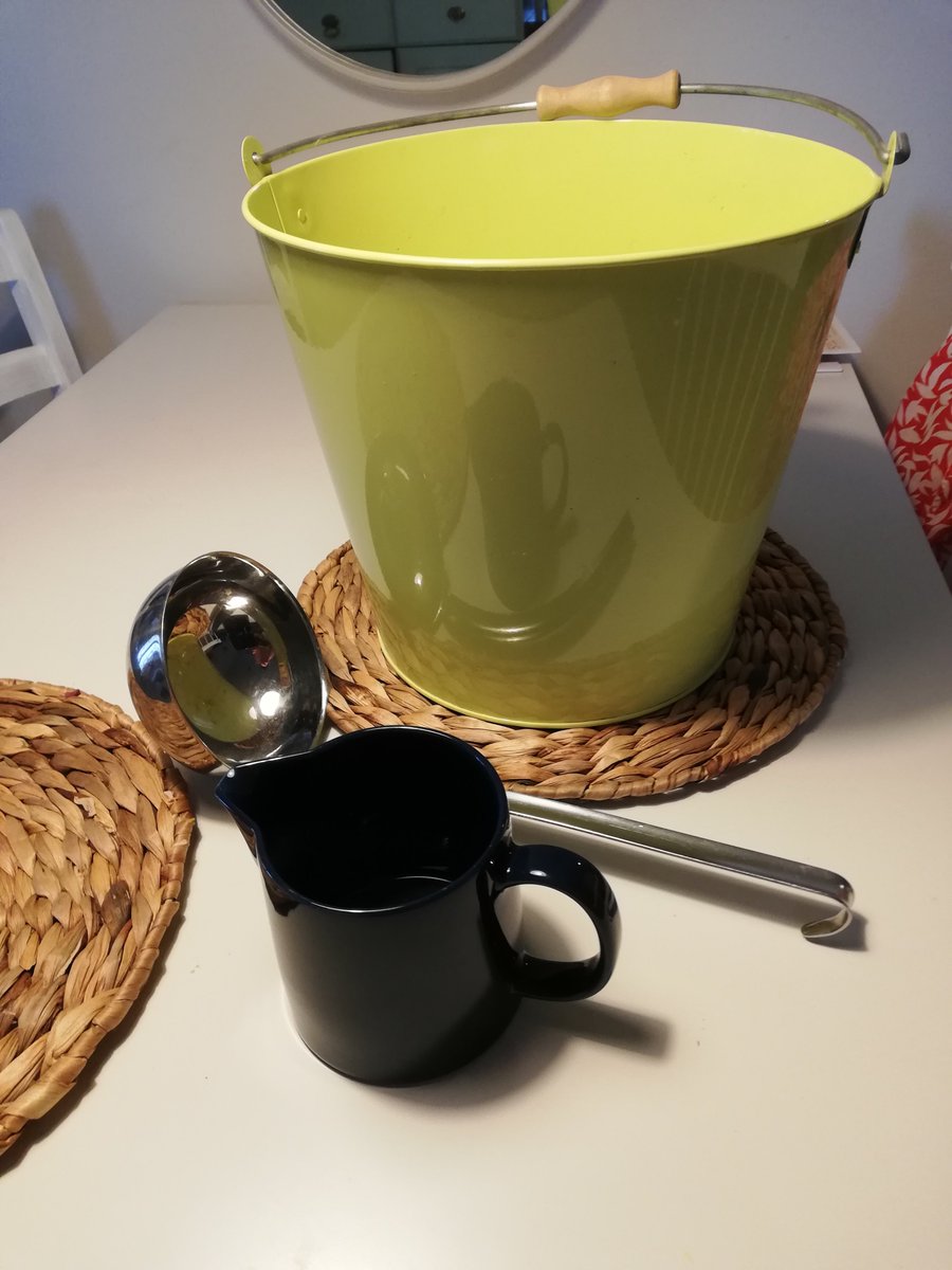 Rituleix's tweet photo. Kippislöytöjä 😊 vihreä sanko 4 eur käy hyvin biowessan kuivikeastiaksi ja kauhalla 4 eur saa sopivan annoksenkin. Sininen #Arbian kannu oli pakko ostaa 10 eur. Sadepäivän vietossa oli muutama muukin, lapsiperheitä lähinnä. #Kesä 💙 https://t.co/YMdH0CAxZ5
