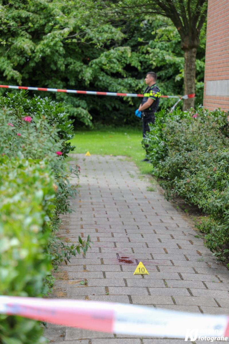 District16nl's tweet photo. Bij een #steekpartij in de omgeving van de #Valeriusstraat in #Leiden is vanmiddag een man gewond geraakt. Het slachtoffer is met spoed overgebracht naar het ziekenhuis. Kort na het incident kon de politie één verdachte aangehouden. De politie heeft een plaats-delict gemaakt. https://t.co/noG9CCvTfl