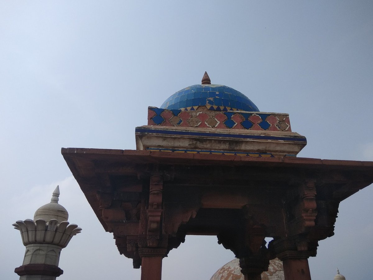 nirupamakotru's tweet photo. The #Rajasthani #chhatris and #pillars suggestive of temple architecture of North/West India on top of the main #HumayunTomb, the pure gold #shikhar on top of white marble dome, all suggest a harmonious blending of architectural styles co-existing in the country in those times https://t.co/vPg51KzKhL