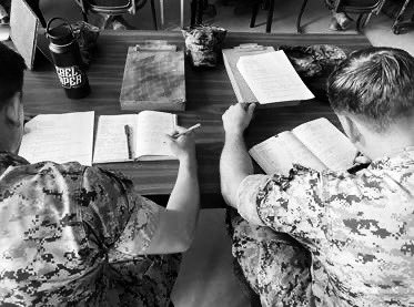 Not_Blade_6's tweet image. #bladeweapons busting off the rust in Camp Schwab. Land nav training, gun drills and more gun drills, and studious refinement of fires skills. I love watching #truepros do their thing. #forwarddeployed #blockandtackle #theblade