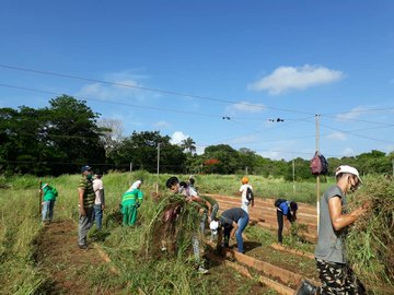 UJCdeCuba's tweet photo. Durante estos días difíciles vemos a los #Jóvenes que con amor, alegría y optimismo demuestran que unidos todos #ViviremosyVenceremos a la #Covid_19. Los #Jóvenes de #Cuba nunca le fallarán al #ComandanteEnJefe, aquí están donde más son necesarios, ellos son #JóvenesPorLaVida. https://t.co/5a3PuIqcgJ