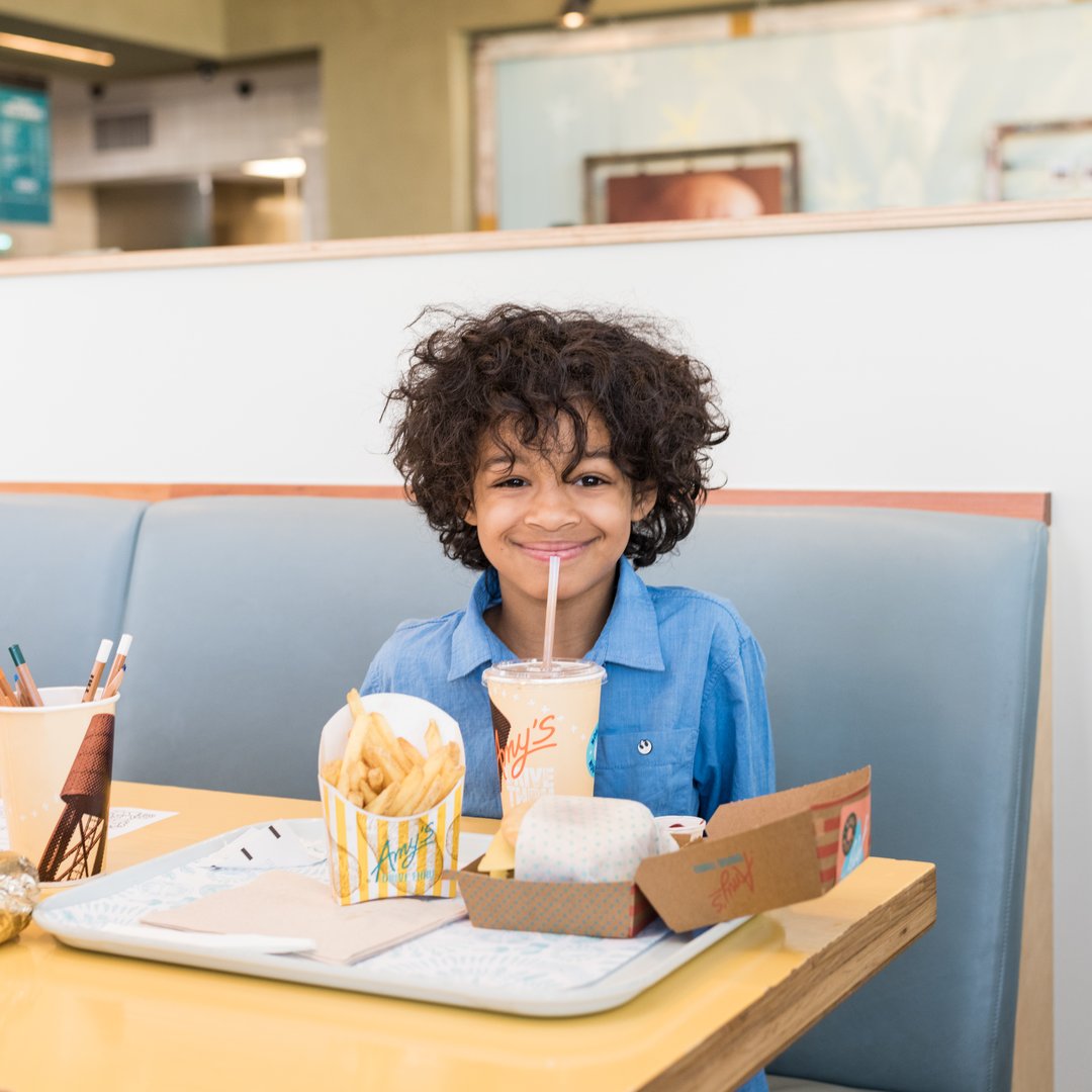 When the food is made from quality ingredients you can trust, it's an easy choice for you and the little ones! 💙😊 #amysdrivethru #runsonlove #organic