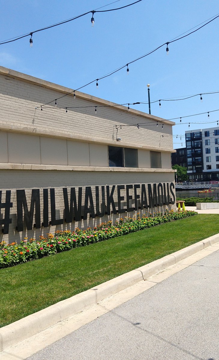 MilwDowntown's tweet photo. Drop by @SchlitzPark til 3pm to #MKEaDifference & donate blood. (Masks required.) @BloodCenterWI
You'll also find @DJShawna @empanadasMKE @PetesPops & @milwaukeekayak onsite til 2 πΆ https://t.co/Xu81g4zfED