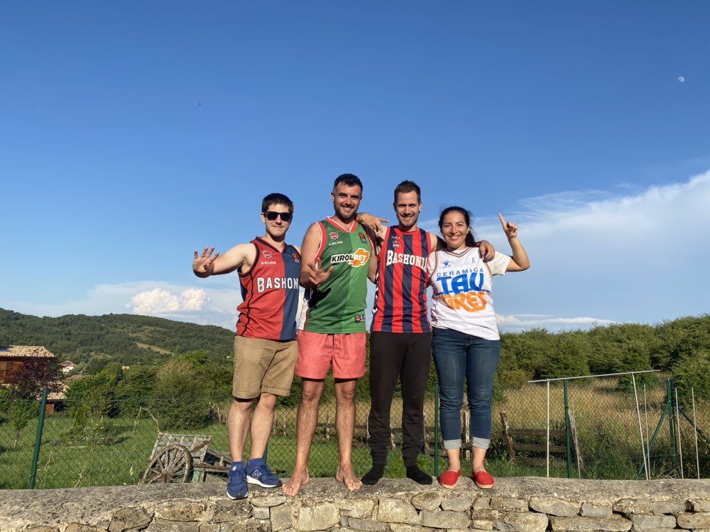 monicamenamtz's tweet image. #rvfasefinalbaskonia 4 amigos, 4 ligas @AlbertoMorras @gabirelillo @fullmuntion @javieranua Goazen Baskonia!!!! Desde Murua