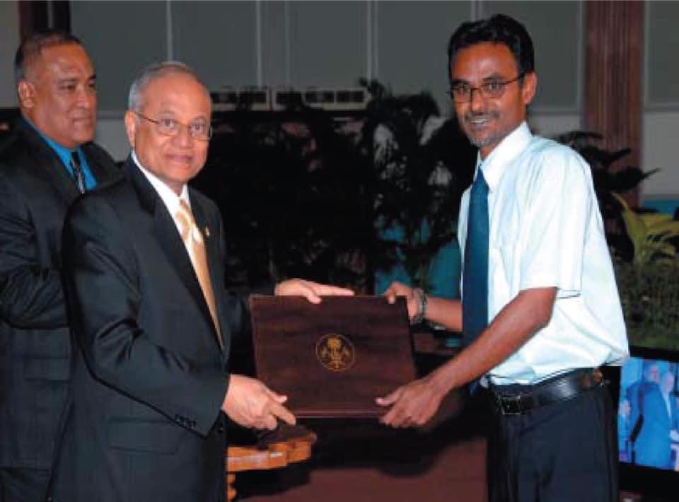 MvDiver's tweet photo. People this is how you get awards and prestige. Those seeking this please take notes. #brownnoser
#savemaldives #stopdredging #stopmaamigiliairportextension https://t.co/UCbwVhL5ff