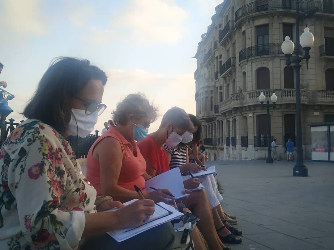 Avui és l'últim dia del taller itinerant. Hem decidit acabar amb motius florals, amb colors, amb vida i amb lletres 🌺🖋️💐🌹🌻📚

#escoladelletrestgn #lletres #lletrescatalanes #creacióliterària