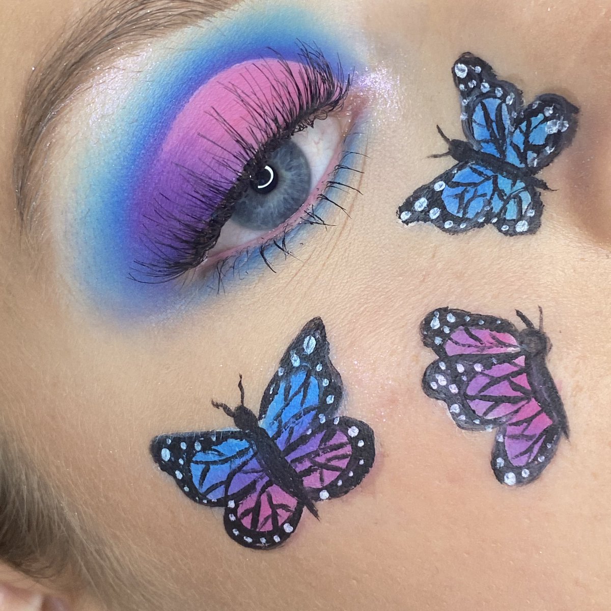 emmafordxo_'s tweet photo. I’m a little obsessed with drawing butterflies at the moment🦋💜
Using:
@beautybay 42 colour bright matte palette
@Snazaroo black and white face paint
@PeachesMakeup lashes no.17 and “Fantasy” loose pigment
@plouiseacademy base “Rumour 0.5”
#mua #makeup #makeupsrtist #butterfly https://t.co/LVoi3auCHc