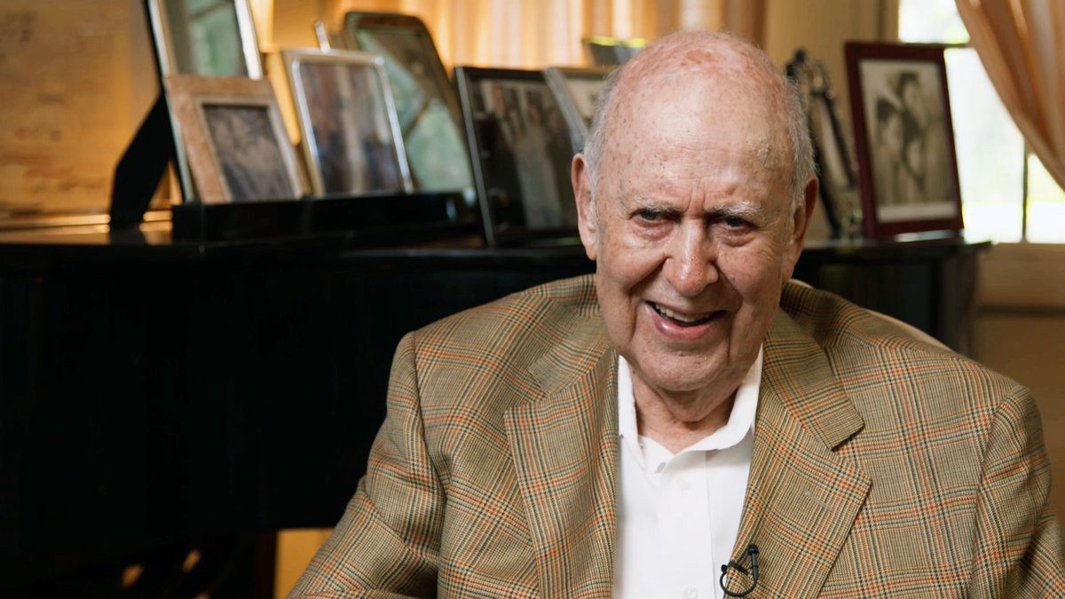 JLANews's tweet photo. Sending condolences to the family of @carlreiner who portrayed the Wizard in the very first episode of Justice League Action. May he rest in the sweetest of peace ❤️ https://t.co/fNyw8Bhucc