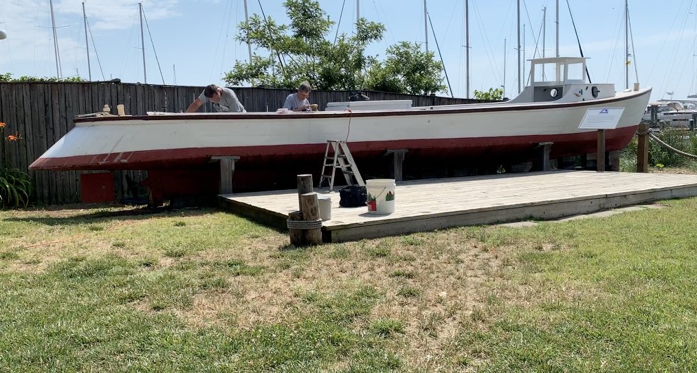 An arsonist burned a 95-year-old wooden #oysterboat, one of less than 20 of its kind left on #ChesapeakeBay. Luckily someone was nearby to stop the fire @McNasbys #AnnapolisMaritimeMuseum @CherylCCostello covers @AnnapolisFire investigation: chesapeakebaymagazine.com/video-museums-…