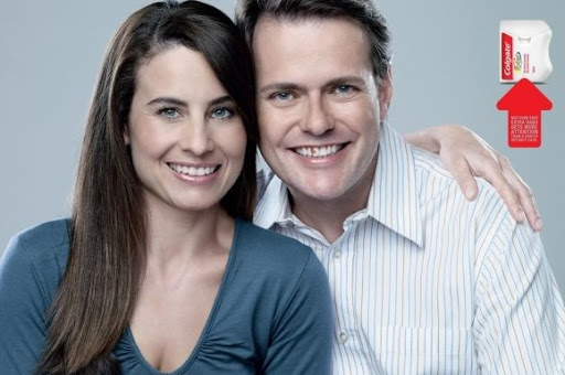 ononreklamIar's tweet image. Colgate&apos;den &apos;İnsanlar ilk dişlerinize bakar&apos; temalı reklam.

İlk görselde, erkeğin omzunda hayalet bir el var.
İkinci görselde, erkeğin sağ kulağı yok.
Son görselde ise kadının altı parmağı var. 

Ama bunlar değil &apos;dişlerdeki kusurlar&apos; dikkat çekiyor..