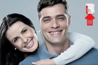 ononreklamIar's tweet image. Colgate&apos;den &apos;İnsanlar ilk dişlerinize bakar&apos; temalı reklam.

İlk görselde, erkeğin omzunda hayalet bir el var.
İkinci görselde, erkeğin sağ kulağı yok.
Son görselde ise kadının altı parmağı var. 

Ama bunlar değil &apos;dişlerdeki kusurlar&apos; dikkat çekiyor..