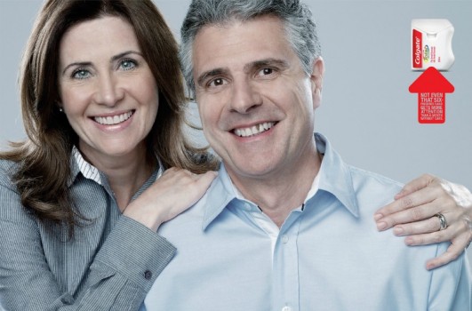 ononreklamIar's tweet image. Colgate&apos;den &apos;İnsanlar ilk dişlerinize bakar&apos; temalı reklam.

İlk görselde, erkeğin omzunda hayalet bir el var.
İkinci görselde, erkeğin sağ kulağı yok.
Son görselde ise kadının altı parmağı var. 

Ama bunlar değil &apos;dişlerdeki kusurlar&apos; dikkat çekiyor..