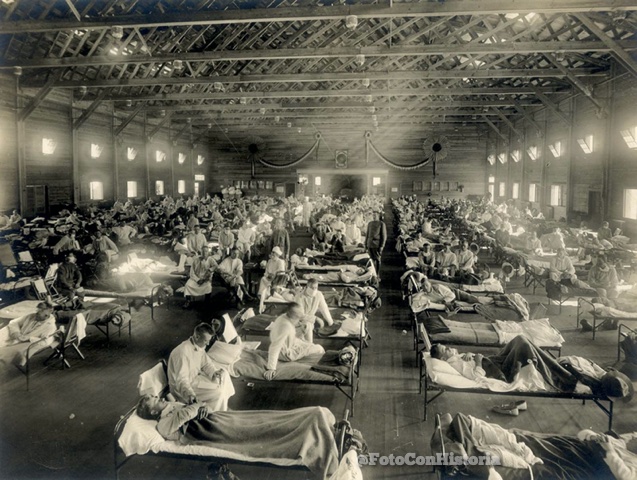 FotoConHistoria's tweet photo. Los primeros casos oficiales de la #pandemia de gripe española de 1918 se registraron en el campamento #Funston del ejército de los #EEUU., Kansas, donde esta sala de emergencias contra la influenza trataba pacientes. https://t.co/5BDGKXLxlB