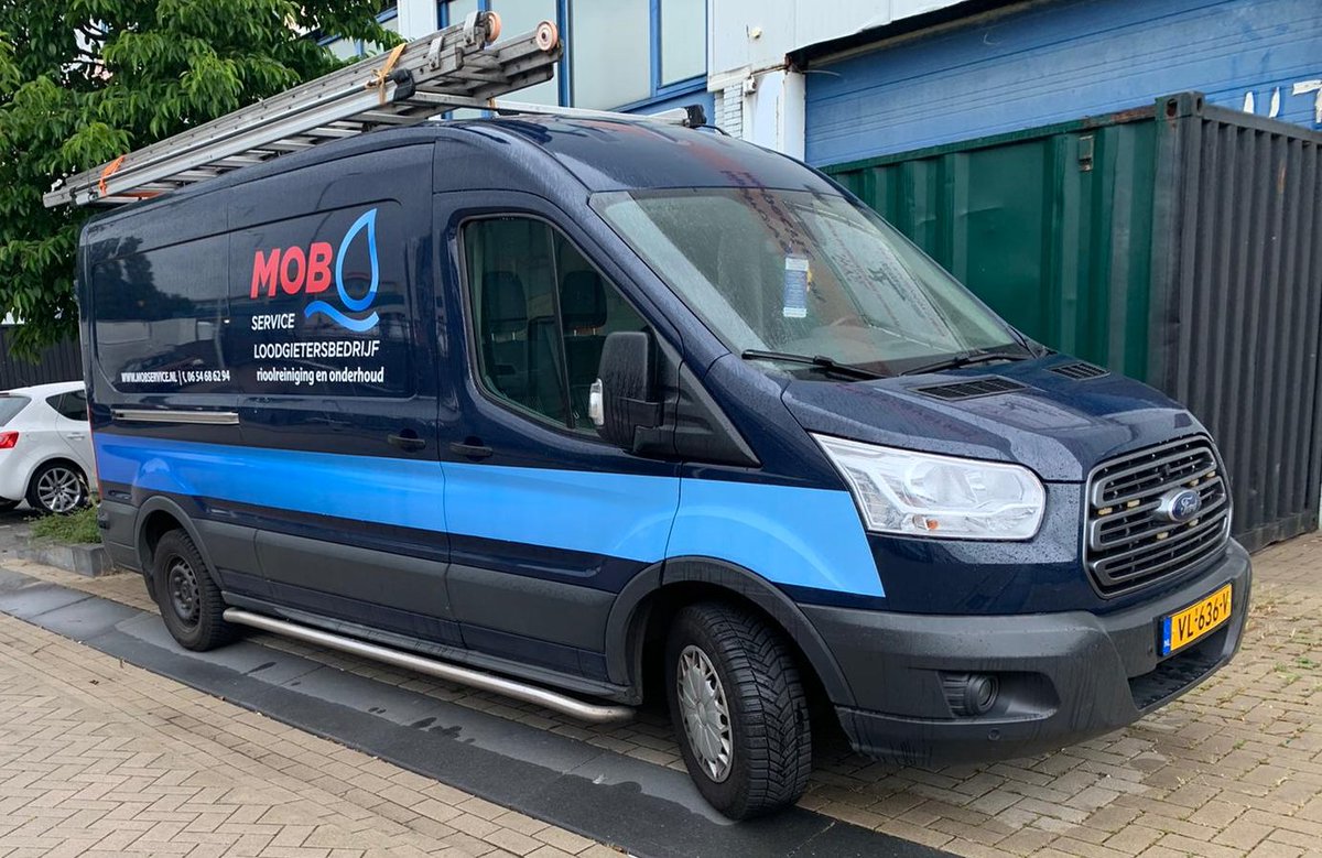 Autobeletterd's tweet photo. De bussen van MOB Service Loodgietersbedrijf kunnen herkenbaar de weg op. Recent hebben wij een #Ford Transit en een #Peugeot Boxer voor het #Schiedamse bedrijf voorzien van een belettering in de huisstijl van het bedrijf. #autobelettering? https://t.co/wfpa3ws1T7 https://t.co/OiA2T6BaKP