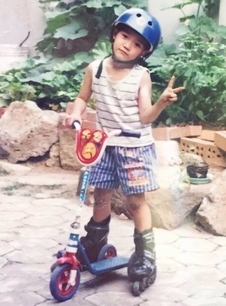 neozenny's tweet image. when this kpop boy was born