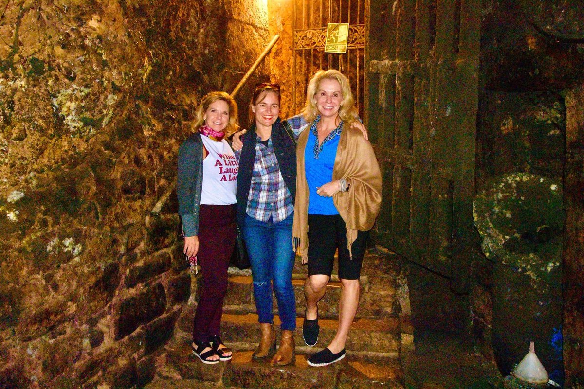 What a fun day we spent with these two amazing women, you definitely have to see the pictures to understand. I miss you girls, with Kim Stauffenberg and Vivian Kovacs ❤️ Don’t forget to like, share or tag someone who would like this! 🍷 #rioja #riojawine #riojawinetours #wine