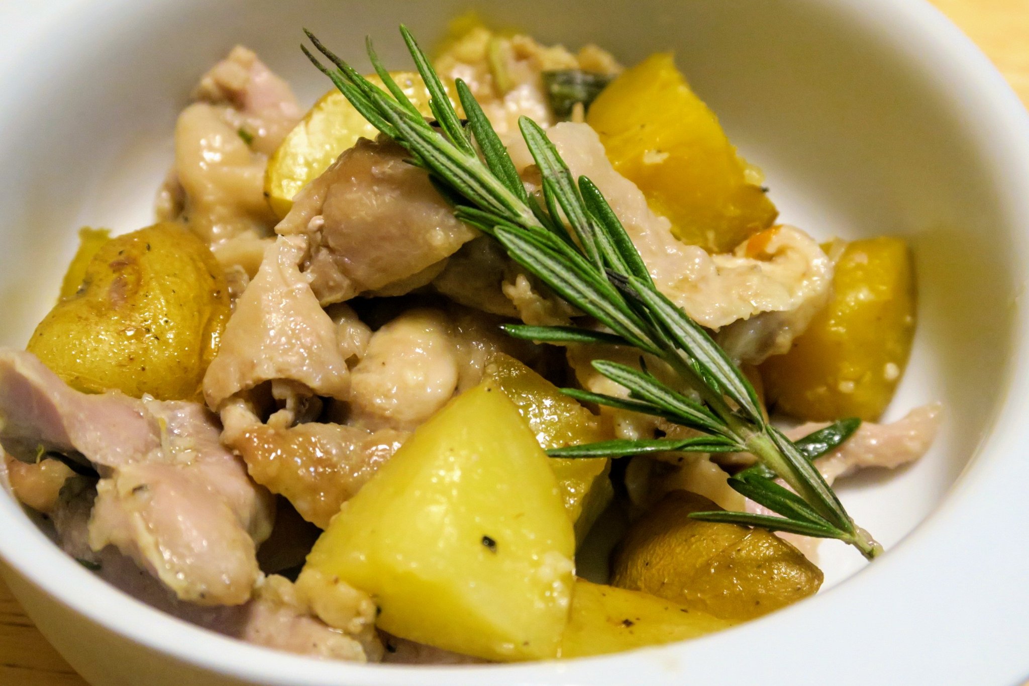 雲形ひじき かまこやもり ﾌｨﾅﾝｼｪﾔｸｻﾞ ポッロ アル フォルノ コン パターテ オーブン に放り込んでもう1品 イタリアのマンマの味だよー ニンニクとオリーブオイルは美味しくなるに決まっている とうやの新じゃがと熟成インカのめざめを皮付きで