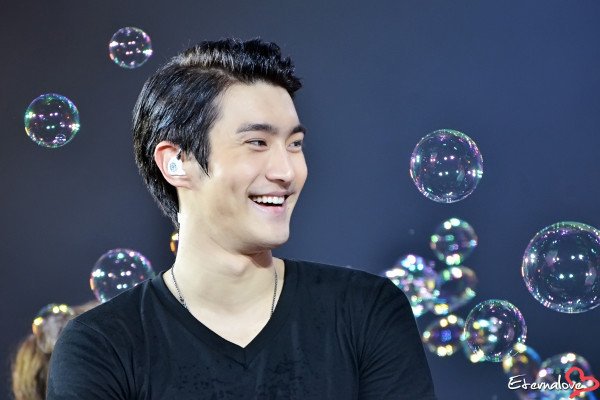 Beautiful smiling siwon  thanks to jongwoon's bubbles 
