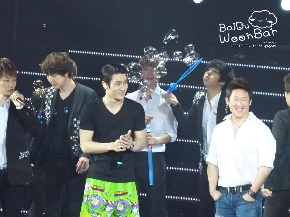 Beautiful smiling siwon  thanks to jongwoon's bubbles 