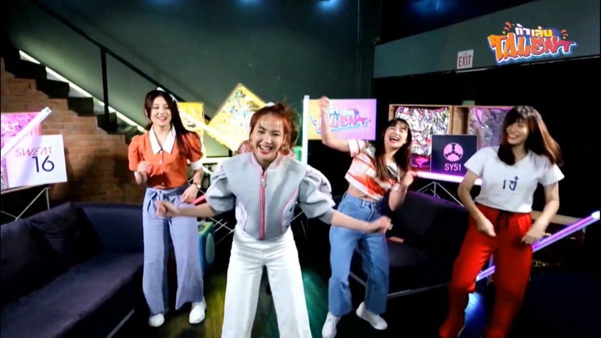 _lovehara's tweet photo. Ep.2 แล้ว สนุกกว่าเดิม คุณหมูไม่ต้องใช้พลังเยอะ ภาพ+แสงดีขึ้นมากด้วย ขอบคุณที่รับฟัง+นำไปปรับครับ เกมที่เล่นก็อาจจะยากบ้างแต่ก็ทำให้เฮฮาบันเทิงดี มีคนอิ่มแน่ๆ 1 คน 😂
#MahnmookSweat16
#ท้าเล่นTalent
#Antsweat16
#Aesweat16
#Sweat16
#Firstsy51 #Yingsy51
#IDOLConnect
#JChannel https://t.co/bXHLSiScE2