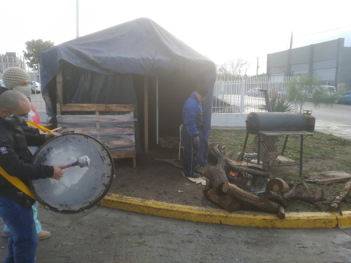jorgeylaradio's tweet image. #Madryn #TRabajadoresHospital #ProtestAccessRequest Un nuevo día de movilización de los Trabajadores del Hospital Isola de Pto Madryn visibilizando sus relamos por el cobro en fecha de sus salarios. TerminaJunio y aun no percibieron su  sueldo de Mayo.