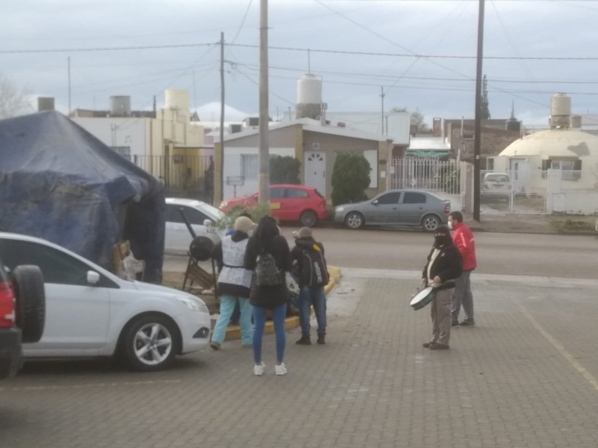 jorgeylaradio's tweet image. #Madryn #TRabajadoresHospital #ProtestAccessRequest Un nuevo día de movilización de los Trabajadores del Hospital Isola de Pto Madryn visibilizando sus relamos por el cobro en fecha de sus salarios. TerminaJunio y aun no percibieron su  sueldo de Mayo.