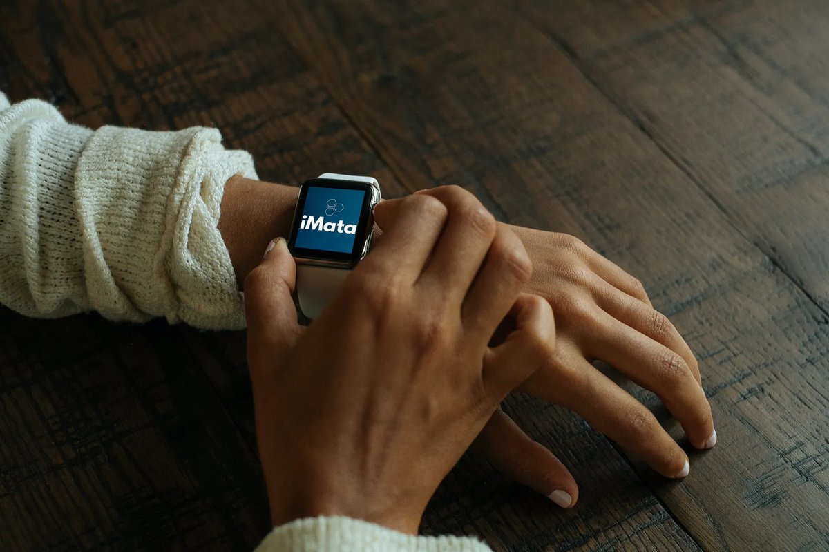 iMataGn's tweet photo. COVID-19:BRACELET CONNECTÉ:
Le bracelet est un système électronique qui permet d'alerter son porteur par vibration dès qu'il s'approche trop près d'une autre personne en milieu professionnel. Son avantage est qu'il peut être permanament porté par l'utilisateur  et à une autonomie https://t.co/51L6Jii2FA